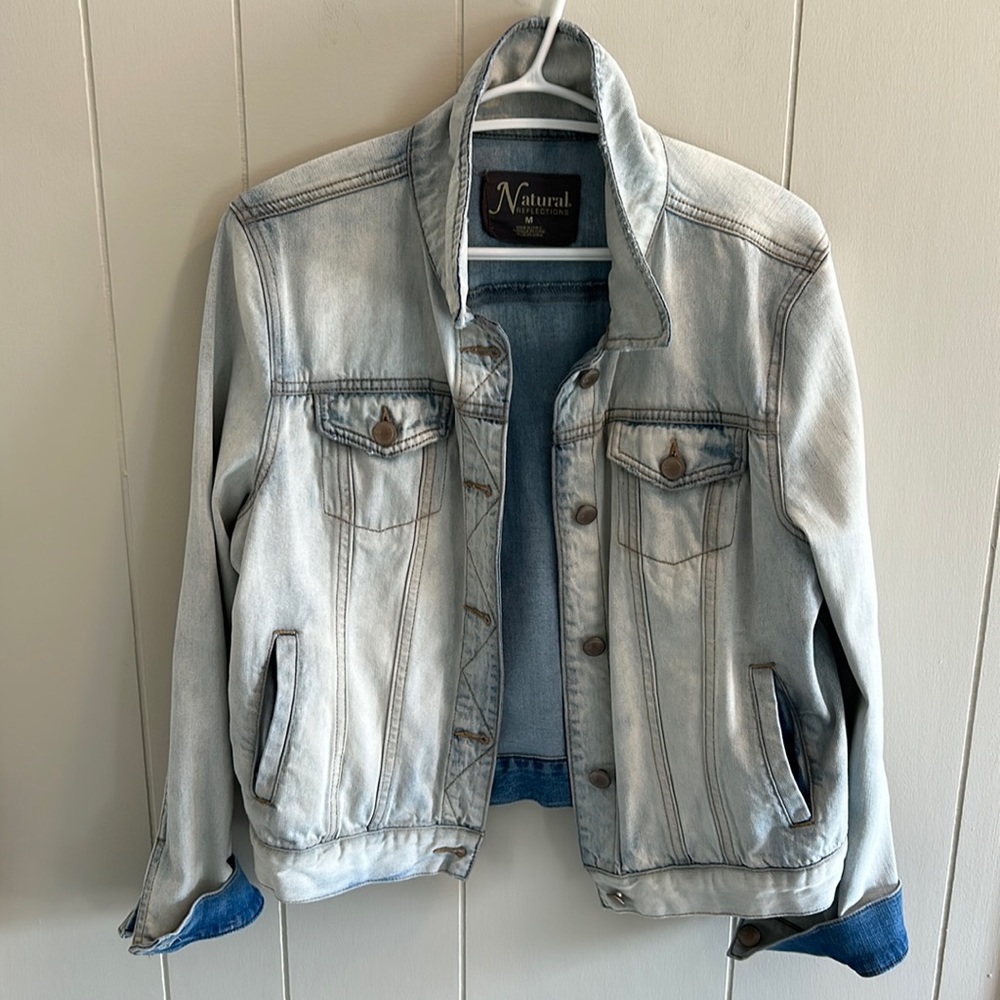 Denim Jacket Light Wash Women’s Denim Jean Jacket. Size Medium. Like New.